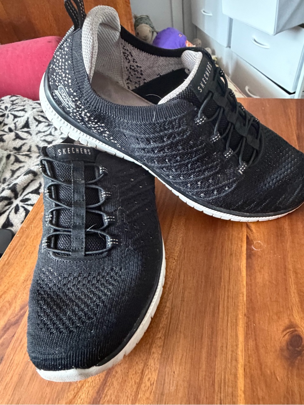 Skechers Women’s Black Knit Slip-On Athletic Sneakers Size 9